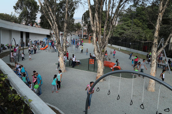 Inauguración de la UVA San Fernando
Inauguración de la UVA San Fernando
Fecha: Febrero 2 de 2016
Para descargar esta fotografía en alta resolución, haga clic sobre la imagen hasta que la misma se despliegue en la pantalla completa; luego dé clic derecho y elija la opción "guardar imagen como". 
En caso de publicación por cualquier medio, solicitamos acompañarla del crédito: "Foto EPM"
Palabras clave: Inauguración UVA San Fernando