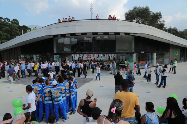 Inauguración de la UVA San Fernando
Inauguración de la UVA San Fernando
Fecha: Febrero 2 de 2016
Para descargar esta fotografía en alta resolución, haga clic sobre la imagen hasta que la misma se despliegue en la pantalla completa; luego dé clic derecho y elija la opción "guardar imagen como". 
En caso de publicación por cualquier medio, solicitamos acompañarla del crédito: "Foto EPM"
Palabras clave: Inauguración UVA San Fernando