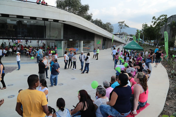 Inauguración de la UVA San Fernando
Inauguración de la UVA San Fernando
Fecha: Febrero 2 de 2016
Para descargar esta fotografía en alta resolución, haga clic sobre la imagen hasta que la misma se despliegue en la pantalla completa; luego dé clic derecho y elija la opción "guardar imagen como". 
En caso de publicación por cualquier medio, solicitamos acompañarla del crédito: "Foto EPM"
Palabras clave: Inauguración UVA San Fernando