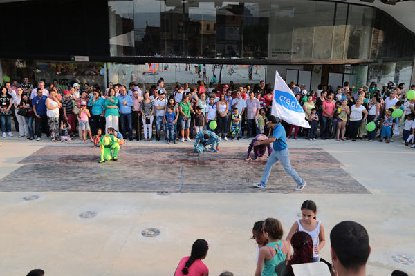 Inauguración de la UVA San Fernando
Inauguración de la UVA San Fernando
Fecha: Febrero 2 de 2016
Para descargar esta fotografía en alta resolución, haga clic sobre la imagen hasta que la misma se despliegue en la pantalla completa; luego dé clic derecho y elija la opción "guardar imagen como". 
En caso de publicación por cualquier medio, solicitamos acompañarla del crédito: "Foto EPM"
Palabras clave: Inauguración UVA San Fernando