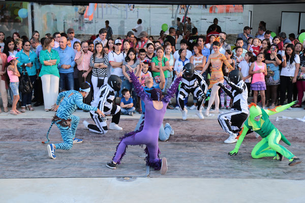 Inauguración de la UVA San Fernando
Inauguración de la UVA San Fernando
Fecha: Febrero 2 de 2016
Para descargar esta fotografía en alta resolución, haga clic sobre la imagen hasta que la misma se despliegue en la pantalla completa; luego dé clic derecho y elija la opción "guardar imagen como". 
En caso de publicación por cualquier medio, solicitamos acompañarla del crédito: "Foto EPM"
Palabras clave: Inauguración UVA San Fernando