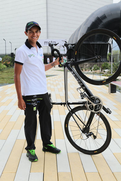 Presentación del Equipo de ciclismo EPM TigoUne 2016  
Presentación del Equipo de ciclismo EPM TigoUne 2016    
Fecha: Febrero 29 de 2016
Para descargar esta fotografía en alta resolución, haga clic sobre la imagen hasta que la misma se despliegue en la pantalla completa; luego dé clic derecho y elija la opción "guardar imagen como". 
En caso de publicación por cualquier medio, solicitamos acompañarla del crédito: "Foto EPM"
Palabras clave: Presentación Equipo ciclismo EPM TigoUne 2016  Edwar Beltrán