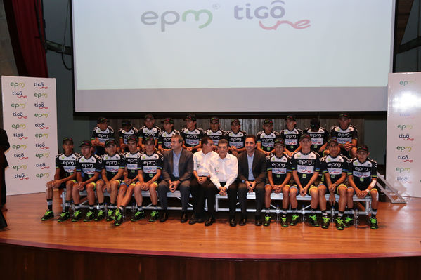 Presentación del Equipo de ciclismo EPM TigoUne 2016 
Presentación del Equipo de ciclismo EPM TigoUne 2016    
Fecha: Febrero 29 de 2016
Para descargar esta fotografía en alta resolución, haga clic sobre la imagen hasta que la misma se despliegue en la pantalla completa; luego dé clic derecho y elija la opción "guardar imagen como". 
En caso de publicación por cualquier medio, solicitamos acompañarla del crédito: "Foto EPM"
Palabras clave: Presentación Equipo ciclismo EPM TigoUne 2016
