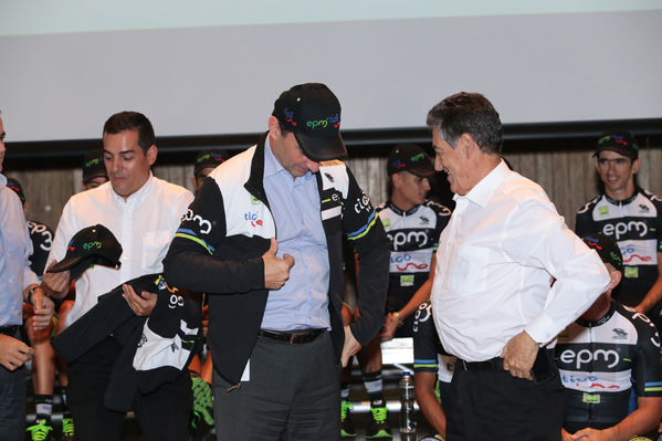 Presentación del Equipo de ciclismo EPM TigoUne 2016
Presentación del Equipo de ciclismo EPM TigoUne 2016    
Fecha: Febrero 29 de 2016
Para descargar esta fotografía en alta resolución, haga clic sobre la imagen hasta que la misma se despliegue en la pantalla completa; luego dé clic derecho y elija la opción "guardar imagen como". 
En caso de publicación por cualquier medio, solicitamos acompañarla del crédito: "Foto EPM"
Palabras clave: Presentación Equipo ciclismo EPM TigoUne 2016