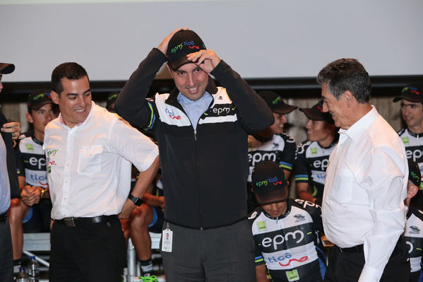 Presentación del Equipo de ciclismo EPM TigoUne 2016
Presentación del Equipo de ciclismo EPM TigoUne 2016    
Fecha: Febrero 29 de 2016
Para descargar esta fotografía en alta resolución, haga clic sobre la imagen hasta que la misma se despliegue en la pantalla completa; luego dé clic derecho y elija la opción "guardar imagen como". 
En caso de publicación por cualquier medio, solicitamos acompañarla del crédito: "Foto EPM"
Palabras clave: Presentación Equipo ciclismo EPM TigoUne 2016