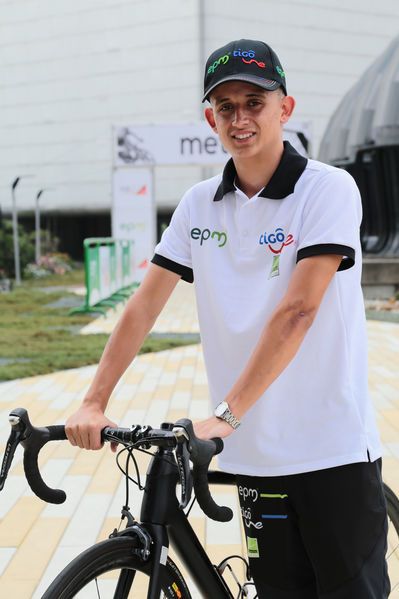 Presentación del Equipo de ciclismo EPM TigoUne 2016
Presentación del Equipo de ciclismo EPM TigoUne 2016    
Fecha: Febrero 29 de 2016
Para descargar esta fotografía en alta resolución, haga clic sobre la imagen hasta que la misma se despliegue en la pantalla completa; luego dé clic derecho y elija la opción "guardar imagen como". 
En caso de publicación por cualquier medio, solicitamos acompañarla del crédito: "Foto EPM"
Palabras clave: Presentación Equipo ciclismo EPM TigoUne 2016