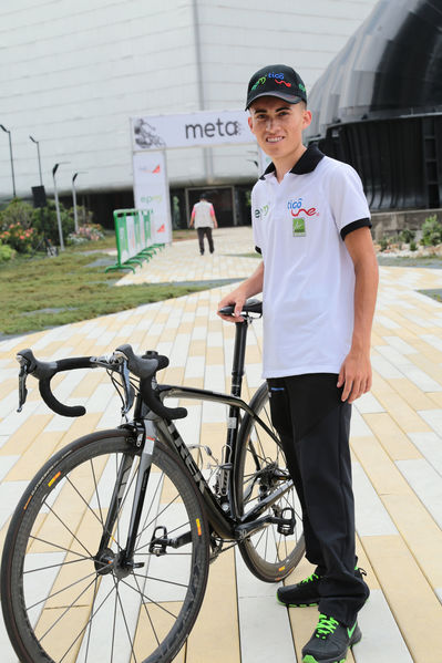 Presentación del Equipo de ciclismo EPM TigoUne 2016
Presentación del Equipo de ciclismo EPM TigoUne 2016    
Fecha: Febrero 29 de 2016
Para descargar esta fotografía en alta resolución, haga clic sobre la imagen hasta que la misma se despliegue en la pantalla completa; luego dé clic derecho y elija la opción "guardar imagen como". 
En caso de publicación por cualquier medio, solicitamos acompañarla del crédito: "Foto EPM"
Palabras clave: Presentación Equipo ciclismo EPM TigoUne 2016