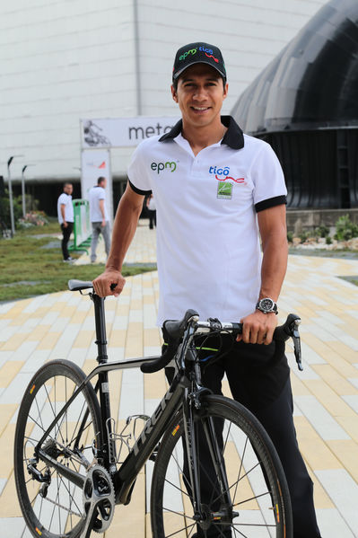 Presentación del Equipo de ciclismo EPM TigoUne 2016
Presentación del Equipo de ciclismo EPM TigoUne 2016    
Fecha: Febrero 29 de 2016
Para descargar esta fotografía en alta resolución, haga clic sobre la imagen hasta que la misma se despliegue en la pantalla completa; luego dé clic derecho y elija la opción "guardar imagen como". 
En caso de publicación por cualquier medio, solicitamos acompañarla del crédito: "Foto EPM"

Palabras clave: Presentación Equipo ciclismo EPM TigoUne 2016