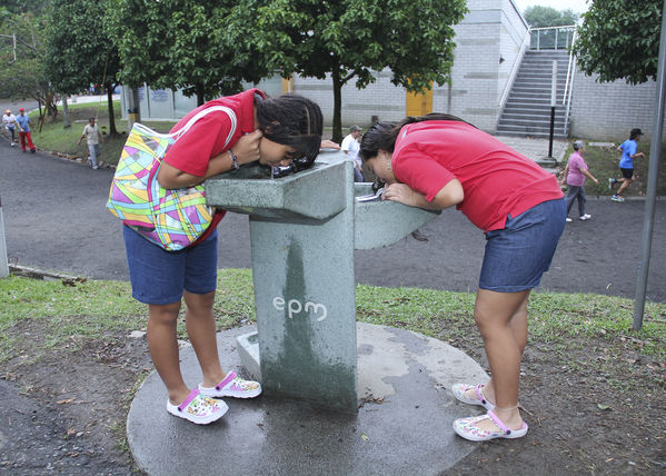 Fuentes de Vida
Fuentes de Vida
Fecha: Febrero 27 de 2014
Para descargar esta fotografía en alta resolución, haga clic sobre la imagen hasta que la misma se despliegue en la pantalla completa; luego dé clic derecho y elija la opción "guardar imagen como". 
En caso de publicación por cualquier medio, solicitamos acompañarla del crédito: "Foto EPM"

Palabras clave: Fuentes  Vida