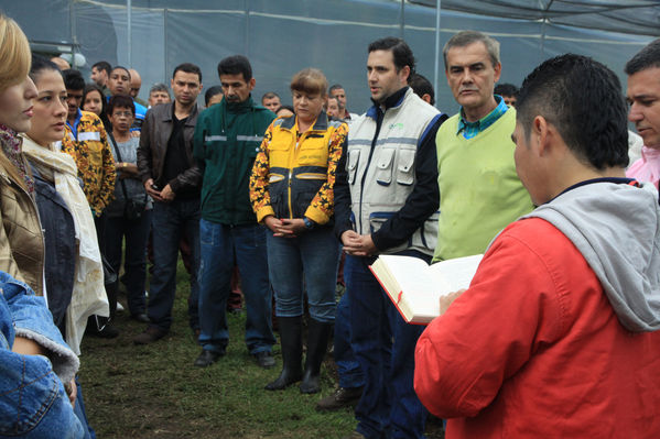 Inauguración del invernadero del vivero Piedras Blancas
Inauguración del invernadero del vivero Piedras Blancas
Fecha: Febrero 8 de 2013
Para descargar esta fotografía en alta resolución, haga clic sobre la imagen hasta que la misma se despliegue en la pantalla completa; luego dé clic derecho y elija la opción "guardar imagen como". 
En caso de publicación por cualquier medio, solicitamos acompañarla del crédito: "Cortesía EPM".
Palabras clave: Inauguración invernadero vivero Piedras Blancas