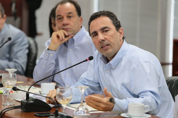 Venta de Acciones de EPM en Isagen
Venta de Acciones de EPM en Isagen
Fecha: Febrero 22 de 2016
Para descargar esta fotografía en alta resolución, haga clic sobre la imagen hasta que la misma se despliegue en la pantalla completa; luego dé clic derecho y elija la opción "guardar imagen como". 
En caso de publicación por cualquier medio, solicitamos acompañarla del crédito: "Foto EPM"
Palabras clave: Venta Acciones EPM Isagen