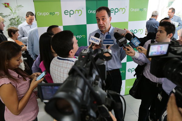Venta de Acciones de EPM en Isagen
Venta de Acciones de EPM en Isagen
Fecha: Febrero 22 de 2016
Para descargar esta fotografía en alta resolución, haga clic sobre la imagen hasta que la misma se despliegue en la pantalla completa; luego dé clic derecho y elija la opción "guardar imagen como". 
En caso de publicación por cualquier medio, solicitamos acompañarla del crédito: "Foto EPM"
Palabras clave: Venta Acciones EPM Isagen