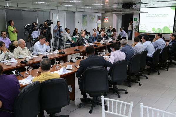 Venta de Acciones de EPM en Isagen
Venta de Acciones de EPM en Isagen
Fecha: Febrero 22 de 2016
Para descargar esta fotografía en alta resolución, haga clic sobre la imagen hasta que la misma se despliegue en la pantalla completa; luego dé clic derecho y elija la opción "guardar imagen como". 
En caso de publicación por cualquier medio, solicitamos acompañarla del crédito: "Foto EPM"
Palabras clave: Venta Acciones EPM Isagen