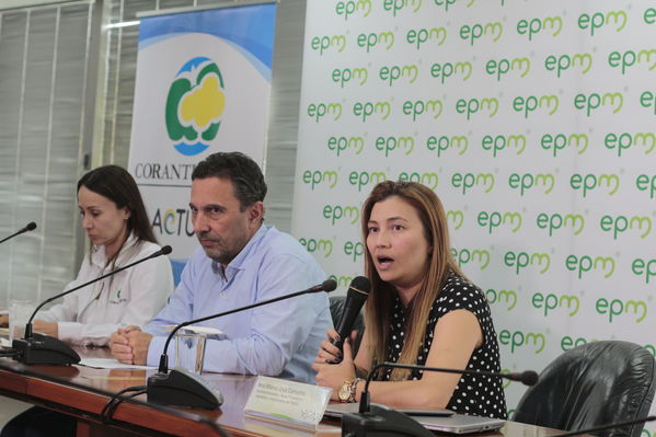 Rueda de prensa y firma convenio entre EPM y Corantioquia
Rueda de prensa y firma convenio entre EPM y Corantioquia
Febrero 21 2019
Para descargar esta fotografía en alta resolución, haga clic sobre la imagen hasta que la misma se despliegue en la pantalla completa; luego dé clic derecho y elija la opción "guardar imagen como". 
En caso de publicación por cualquier medio, solicitamos acompañarla del crédito: "Foto EPM"
Palabras clave: Rueda de prensa y firma convenio entre EPM y Corantioquia
