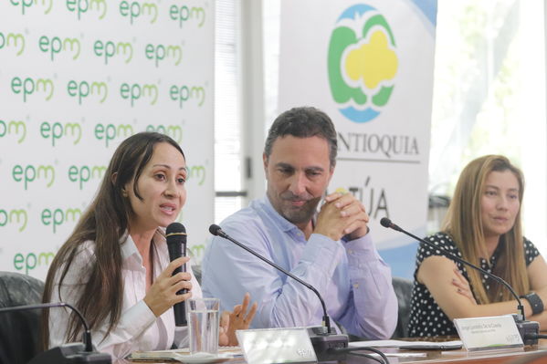 Rueda de prensa y firma convenio entre EPM y Corantioquia
Rueda de prensa y firma convenio entre EPM y Corantioquia
Febrero 21 2019
Para descargar esta fotografía en alta resolución, haga clic sobre la imagen hasta que la misma se despliegue en la pantalla completa; luego dé clic derecho y elija la opción "guardar imagen como". 
En caso de publicación por cualquier medio, solicitamos acompañarla del crédito: "Foto EPM"
Palabras clave: Rueda de prensa y firma convenio entre EPM y Corantioquia