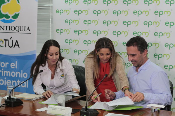 Rueda de prensa y firma convenio entre EPM y Corantioquia
Rueda de prensa y firma convenio entre EPM y Corantioquia
Febrero 21 2019
Para descargar esta fotografía en alta resolución, haga clic sobre la imagen hasta que la misma se despliegue en la pantalla completa; luego dé clic derecho y elija la opción "guardar imagen como". 
En caso de publicación por cualquier medio, solicitamos acompañarla del crédito: "Foto EPM"
Palabras clave: Rueda de prensa y firma convenio entre EPM y Corantioquia