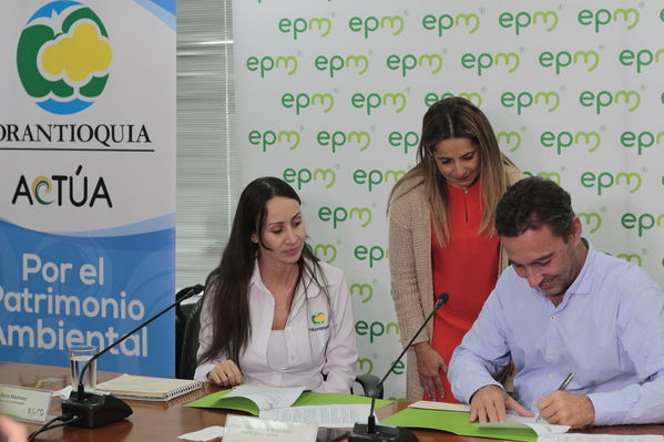 Rueda de prensa y firma convenio entre EPM y Corantioquia
Rueda de prensa y firma convenio entre EPM y Corantioquia
Febrero 21 2019
Para descargar esta fotografía en alta resolución, haga clic sobre la imagen hasta que la misma se despliegue en la pantalla completa; luego dé clic derecho y elija la opción "guardar imagen como". 
En caso de publicación por cualquier medio, solicitamos acompañarla del crédito: "Foto EPM"
Palabras clave: Rueda de prensa y firma convenio entre EPM y Corantioquia