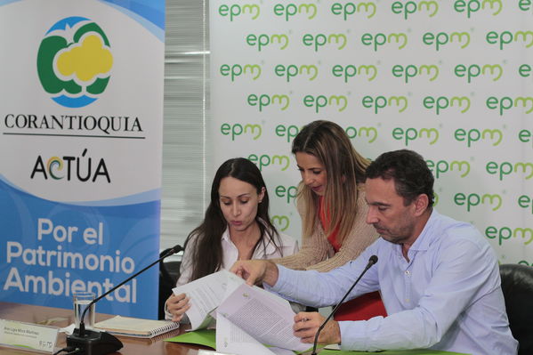 Rueda de prensa y firma convenio entre EPM y Corantioquia
Rueda de prensa y firma convenio entre EPM y Corantioquia
Febrero 21 2019
Para descargar esta fotografía en alta resolución, haga clic sobre la imagen hasta que la misma se despliegue en la pantalla completa; luego dé clic derecho y elija la opción "guardar imagen como". 
En caso de publicación por cualquier medio, solicitamos acompañarla del crédito: "Foto EPM"
Palabras clave: Rueda de prensa y firma convenio entre EPM y Corantioquia