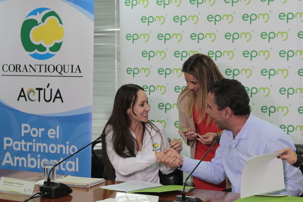 Rueda de prensa y firma convenio entre EPM y Corantioquia
Rueda de prensa y firma convenio entre EPM y Corantioquia
Febrero 21 2019
Para descargar esta fotografía en alta resolución, haga clic sobre la imagen hasta que la misma se despliegue en la pantalla completa; luego dé clic derecho y elija la opción "guardar imagen como". 
En caso de publicación por cualquier medio, solicitamos acompañarla del crédito: "Foto EPM"
Palabras clave: Rueda de prensa y firma convenio entre EPM y Corantioquia