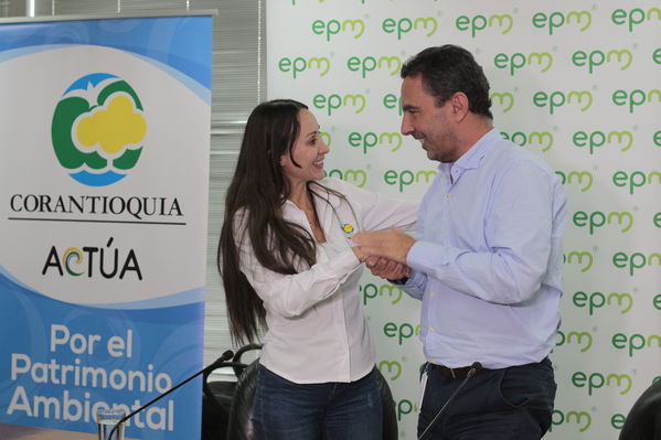 Rueda de prensa y firma convenio entre EPM y Corantioquia
Rueda de prensa y firma convenio entre EPM y Corantioquia
Febrero 21 2019
Para descargar esta fotografía en alta resolución, haga clic sobre la imagen hasta que la misma se despliegue en la pantalla completa; luego dé clic derecho y elija la opción "guardar imagen como". 
En caso de publicación por cualquier medio, solicitamos acompañarla del crédito: "Foto EPM"
Palabras clave: Rueda de prensa y firma convenio entre EPM y Corantioquia