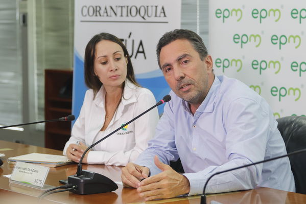 Rueda de prensa y firma convenio entre EPM y Corantioquia
Rueda de prensa y firma convenio entre EPM y Corantioquia
Febrero 21 2019
Para descargar esta fotografía en alta resolución, haga clic sobre la imagen hasta que la misma se despliegue en la pantalla completa; luego dé clic derecho y elija la opción "guardar imagen como". 
En caso de publicación por cualquier medio, solicitamos acompañarla del crédito: "Foto EPM"
Palabras clave: Rueda de prensa y firma convenio entre EPM y Corantioquia