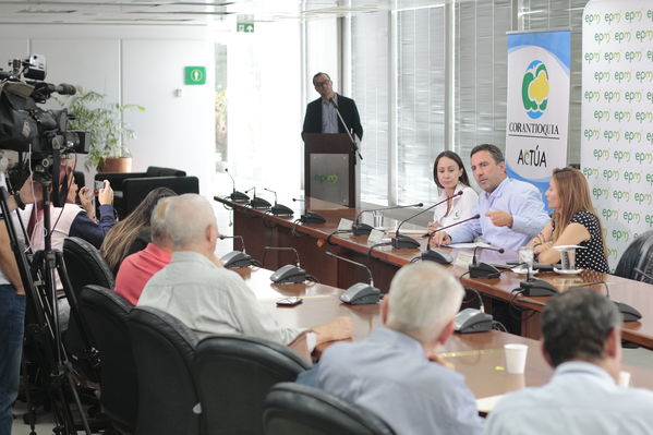 Rueda de prensa y firma convenio entre EPM y Corantioquia
Rueda de prensa y firma convenio entre EPM y Corantioquia
Febrero 21 2019
Para descargar esta fotografía en alta resolución, haga clic sobre la imagen hasta que la misma se despliegue en la pantalla completa; luego dé clic derecho y elija la opción "guardar imagen como". 
En caso de publicación por cualquier medio, solicitamos acompañarla del crédito: "Foto EPM"
Palabras clave: Rueda de prensa y firma convenio entre EPM y Corantioquia