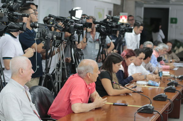 Rueda de prensa y firma convenio entre EPM y Corantioquia
Rueda de prensa y firma convenio entre EPM y Corantioquia
Febrero 21 2019
Para descargar esta fotografía en alta resolución, haga clic sobre la imagen hasta que la misma se despliegue en la pantalla completa; luego dé clic derecho y elija la opción "guardar imagen como". 
En caso de publicación por cualquier medio, solicitamos acompañarla del crédito: "Foto EPM"
Palabras clave: Rueda de prensa y firma convenio entre EPM y Corantioquia