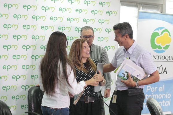 Rueda de prensa y firma convenio entre EPM y Corantioquia
Rueda de prensa y firma convenio entre EPM y Corantioquia
Febrero 21 2019
Para descargar esta fotografía en alta resolución, haga clic sobre la imagen hasta que la misma se despliegue en la pantalla completa; luego dé clic derecho y elija la opción "guardar imagen como". 
En caso de publicación por cualquier medio, solicitamos acompañarla del crédito: "Foto EPM"
Palabras clave: Rueda de prensa y firma convenio entre EPM y Corantioquia
