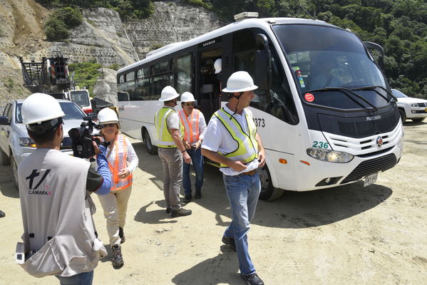 Visita Concejales de Medellin a Obra Hidroeléctrica Ituango
Visita Concejales de Medellin a Obra Hidroeléctrica Ituango
Fecha: Julio 10 2018.
Para descargar esta fotografía en alta resolución, haga clic sobre la imagen hasta que la misma se despliegue en la pantalla completa; luego dé clic derecho y elija la opción "guardar imagen como". 
En caso de publicación por cualquier medio, solicitamos acompañarla del crédito: "Foto EPM"
Palabras clave: Visita Concejales de Medellin a Obra Hidroeléctrica Ituango