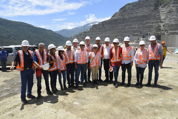 Visita Concejales de Medellin a Obra Hidroeléctrica Ituango
Visita Concejales de Medellin a Obra Hidroeléctrica Ituango
Fecha: Julio 10 2018.
Para descargar esta fotografía en alta resolución, haga clic sobre la imagen hasta que la misma se despliegue en la pantalla completa; luego dé clic derecho y elija la opción "guardar imagen como". 
En caso de publicación por cualquier medio, solicitamos acompañarla del crédito: "Foto EPM"
Palabras clave: Visita Concejales de Medellin a Obra Hidroeléctrica Ituango