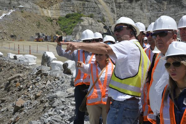 Visita Concejales de Medellin a Obra Hidroeléctrica Ituango
Visita Concejales de Medellin a Obra Hidroeléctrica Ituango
Fecha: Julio 10 2018.
Para descargar esta fotografía en alta resolución, haga clic sobre la imagen hasta que la misma se despliegue en la pantalla completa; luego dé clic derecho y elija la opción "guardar imagen como". 
En caso de publicación por cualquier medio, solicitamos acompañarla del crédito: "Foto EPM"
Palabras clave: Visita Concejales de Medellin a Obra Hidroeléctrica Ituango