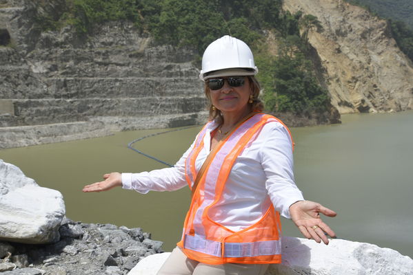 Visita Concejales de Medellin a Obra Hidroeléctrica Ituango
Visita Concejales de Medellin a Obra Hidroeléctrica Ituango
Fecha: Julio 10 2018.
Para descargar esta fotografía en alta resolución, haga clic sobre la imagen hasta que la misma se despliegue en la pantalla completa; luego dé clic derecho y elija la opción "guardar imagen como". 
En caso de publicación por cualquier medio, solicitamos acompañarla del crédito: "Foto EPM"
Palabras clave: Visita Concejales de Medellin a Obra Hidroeléctrica Ituango