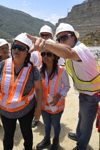 Visita Concejales de Medellin a Obra Hidroeléctrica Ituango
Visita Concejales de Medellin a Obra Hidroeléctrica Ituango
Fecha: Julio 10 2018.
Para descargar esta fotografía en alta resolución, haga clic sobre la imagen hasta que la misma se despliegue en la pantalla completa; luego dé clic derecho y elija la opción "guardar imagen como". 
En caso de publicación por cualquier medio, solicitamos acompañarla del crédito: "Foto EPM"
Palabras clave: Visita Concejales de Medellin a Obra Hidroeléctrica Ituango