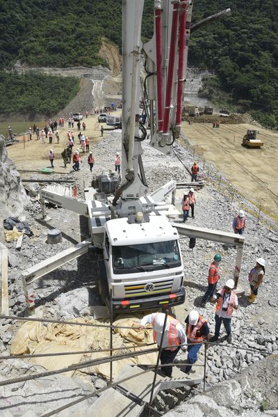 Visita Concejales de Medellin a Obra Hidroeléctrica Ituango
Visita Concejales de Medellin a Obra Hidroeléctrica Ituango
Fecha: Julio 10 2018.
Para descargar esta fotografía en alta resolución, haga clic sobre la imagen hasta que la misma se despliegue en la pantalla completa; luego dé clic derecho y elija la opción "guardar imagen como". 
En caso de publicación por cualquier medio, solicitamos acompañarla del crédito: "Foto EPM"
Palabras clave: Visita Concejales de Medellin a Obra Hidroeléctrica Ituango