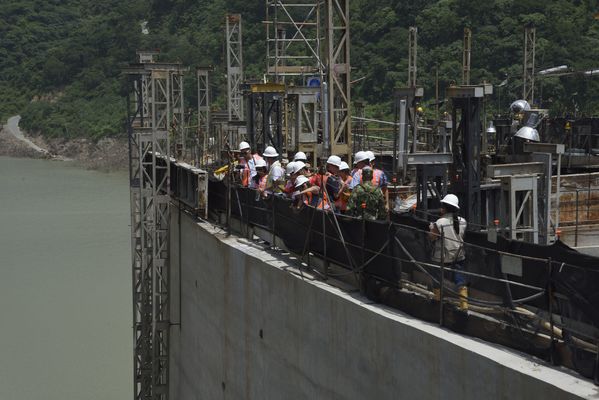 Visita Concejales de Medellin a Obra Hidroeléctrica Ituango
Visita Concejales de Medellin a Obra Hidroeléctrica Ituango
Fecha: Julio 10 2018.
Para descargar esta fotografía en alta resolución, haga clic sobre la imagen hasta que la misma se despliegue en la pantalla completa; luego dé clic derecho y elija la opción "guardar imagen como". 
En caso de publicación por cualquier medio, solicitamos acompañarla del crédito: "Foto EPM"
Palabras clave: Visita Concejales de Medellin a Obra Hidroeléctrica Ituango