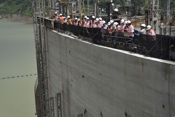 Visita Concejales de Medellin a Obra Hidroeléctrica Ituango
Visita Concejales de Medellin a Obra Hidroeléctrica Ituango
Fecha: Julio 10 2018.
Para descargar esta fotografía en alta resolución, haga clic sobre la imagen hasta que la misma se despliegue en la pantalla completa; luego dé clic derecho y elija la opción "guardar imagen como". 
En caso de publicación por cualquier medio, solicitamos acompañarla del crédito: "Foto EPM"
Palabras clave: Visita Concejales de Medellin a Obra Hidroeléctrica Ituango