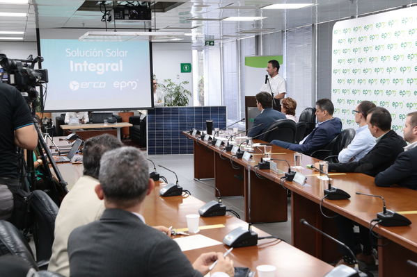 Rueda de prensa - Solución Integral Solar
Rueda de prensa - Solución Integral Solar
Fecha: Julio 10 de 2019. 
Para descargar esta fotografía en alta resolución, haga clic sobre la imagen hasta que la misma se despliegue en la pantalla completa; luego dé clic derecho y elija la opción "guardar imagen como". 
En caso de publicación por cualquier medio, solicitamos acompañarla del crédito: "Foto EPM"
Palabras clave: Rueda de prensa - Solución Integral Solar