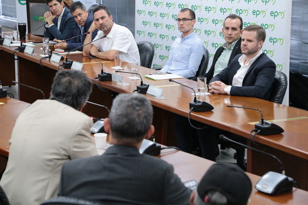 Rueda de prensa - Solución Integral Solar
Rueda de prensa - Solución Integral Solar
Fecha: Julio 10 de 2019. 
Para descargar esta fotografía en alta resolución, haga clic sobre la imagen hasta que la misma se despliegue en la pantalla completa; luego dé clic derecho y elija la opción "guardar imagen como". 
En caso de publicación por cualquier medio, solicitamos acompañarla del crédito: "Foto EPM"
Palabras clave: Rueda de prensa - Solución Integral Solar