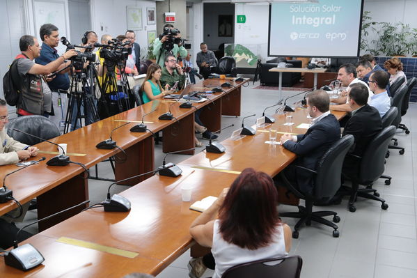 Rueda de prensa - Solución Integral Solar
Rueda de prensa - Solución Integral Solar
Fecha: Julio 10 de 2019. 
Para descargar esta fotografía en alta resolución, haga clic sobre la imagen hasta que la misma se despliegue en la pantalla completa; luego dé clic derecho y elija la opción "guardar imagen como". 
En caso de publicación por cualquier medio, solicitamos acompañarla del crédito: "Foto EPM"
Palabras clave: Rueda de prensa - Solución Integral Solar
