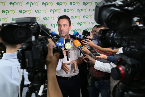 Rueda de prensa - Solución Integral Solar
Rueda de prensa - Solución Integral Solar
Fecha: Julio 10 de 2019. 
Para descargar esta fotografía en alta resolución, haga clic sobre la imagen hasta que la misma se despliegue en la pantalla completa; luego dé clic derecho y elija la opción "guardar imagen como". 
En caso de publicación por cualquier medio, solicitamos acompañarla del crédito: "Foto EPM"
Palabras clave: Rueda de prensa - Solución Integral Solar