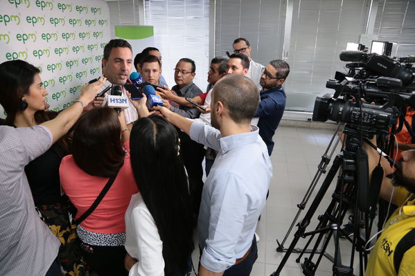 Rueda de prensa - Solución Integral Solar
Rueda de prensa - Solución Integral Solar
Fecha: Julio 10 de 2019. 
Para descargar esta fotografía en alta resolución, haga clic sobre la imagen hasta que la misma se despliegue en la pantalla completa; luego dé clic derecho y elija la opción "guardar imagen como". 
En caso de publicación por cualquier medio, solicitamos acompañarla del crédito: "Foto EPM"
Palabras clave: Rueda de prensa - Solución Integral Solar