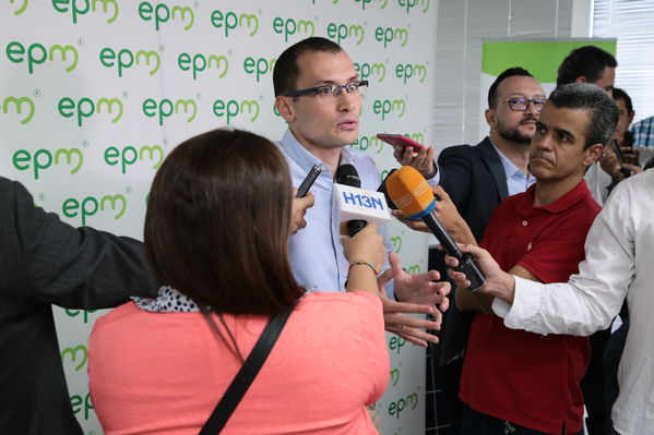 Rueda de prensa - Solución Integral Solar
Rueda de prensa - Solución Integral Solar
Fecha: Julio 10 de 2019. 
Para descargar esta fotografía en alta resolución, haga clic sobre la imagen hasta que la misma se despliegue en la pantalla completa; luego dé clic derecho y elija la opción "guardar imagen como". 
En caso de publicación por cualquier medio, solicitamos acompañarla del crédito: "Foto EPM"
Palabras clave: Rueda de prensa - Solución Integral Solar