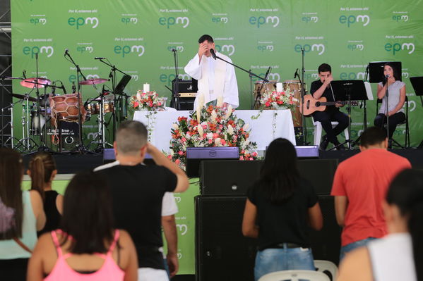 Día de la Familia EPM 2017
Día de la Familia EPM 2017
Fecha: Julio 15 de 2017
Para descargar esta fotografía en alta resolución, haga clic sobre la imagen hasta que la misma se despliegue en la pantalla completa; luego dé clic derecho y elija la opción "guardar imagen como". 
En caso de publicación por cualquier medio, solicitamos acompañarla del crédito: "Foto EPM"
Palabras clave: Día Familia EPM 2017
