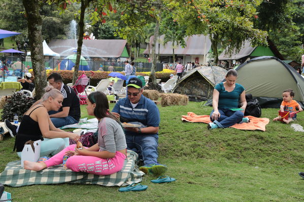 Día de la Familia EPM 2017
Día de la Familia EPM 2017
Fecha: Julio 15 de 2017
Para descargar esta fotografía en alta resolución, haga clic sobre la imagen hasta que la misma se despliegue en la pantalla completa; luego dé clic derecho y elija la opción "guardar imagen como". 
En caso de publicación por cualquier medio, solicitamos acompañarla del crédito: "Foto EPM"
Palabras clave: Día Familia EPM 2017