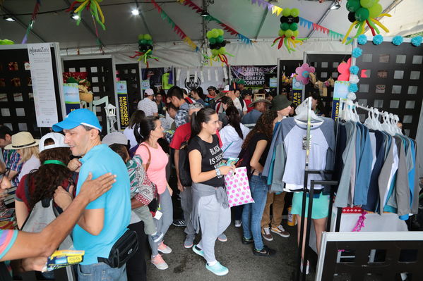 Día de la Familia EPM 2017
Día de la Familia EPM 2017
Fecha: Julio 15 de 2017
Para descargar esta fotografía en alta resolución, haga clic sobre la imagen hasta que la misma se despliegue en la pantalla completa; luego dé clic derecho y elija la opción "guardar imagen como". 
En caso de publicación por cualquier medio, solicitamos acompañarla del crédito: "Foto EPM"
Palabras clave: Día Familia EPM 2017