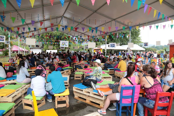 Día de la Familia EPM 2017
Día de la Familia EPM 2017
Fecha: Julio 15 de 2017
Para descargar esta fotografía en alta resolución, haga clic sobre la imagen hasta que la misma se despliegue en la pantalla completa; luego dé clic derecho y elija la opción "guardar imagen como". 
En caso de publicación por cualquier medio, solicitamos acompañarla del crédito: "Foto EPM"
Palabras clave: Día Familia EPM 2017