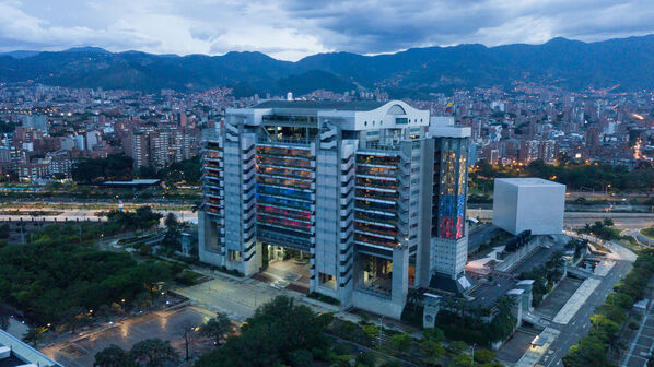 Iluminación Led Edificio EPM Colores Colombia
Iluminación Led Edificio EPM
Fecha: 18 Julio 2020.
Para descargar esta fotografía en alta resolución, haga clic sobre la imagen hasta que la misma se despliegue en la pantalla completa; luego dé clic derecho y elija la opción "guardar imagen como".
En caso de publicación por cualquier medio, solicitamos acompañarla del crédito: "Foto EPM"
Palabras clave: Iluminación Led Edificio EPM Colores Colombia