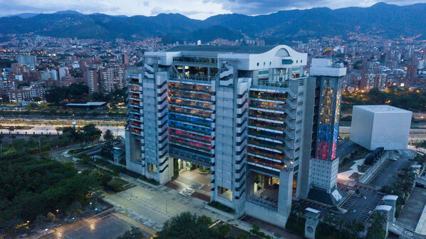 Iluminación Led Edificio EPM Colores Colombia
Iluminación Led Edificio EPM
Fecha: 18 Julio 2020.
Para descargar esta fotografía en alta resolución, haga clic sobre la imagen hasta que la misma se despliegue en la pantalla completa; luego dé clic derecho y elija la opción "guardar imagen como".
En caso de publicación por cualquier medio, solicitamos acompañarla del crédito: "Foto EPM"
Palabras clave: Iluminación Led Edificio EPM Colores Colombia