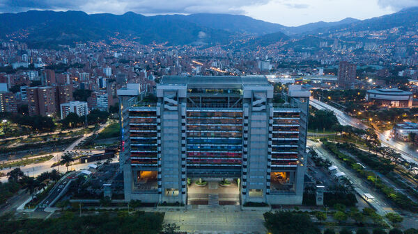 Iluminación Led Edificio EPM Colores Colombia
Iluminación Led Edificio EPM
Fecha: 18 Julio 2020.
Para descargar esta fotografía en alta resolución, haga clic sobre la imagen hasta que la misma se despliegue en la pantalla completa; luego dé clic derecho y elija la opción "guardar imagen como".
En caso de publicación por cualquier medio, solicitamos acompañarla del crédito: "Foto EPM"
Palabras clave: Iluminación Led Edificio EPM Colores Colombia