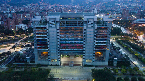 Iluminación Led Edificio EPM Colores Colombia
Iluminación Led Edificio EPM
Fecha: 18 Julio 2020.
Para descargar esta fotografía en alta resolución, haga clic sobre la imagen hasta que la misma se despliegue en la pantalla completa; luego dé clic derecho y elija la opción "guardar imagen como".
En caso de publicación por cualquier medio, solicitamos acompañarla del crédito: "Foto EPM"
Palabras clave: Iluminación Led Edificio EPM Colores Colombia